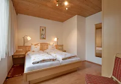 gaestehausbendlerkirchdorfdorfplatz18elisabethbendlerappartement8schlafzimmer.jpg